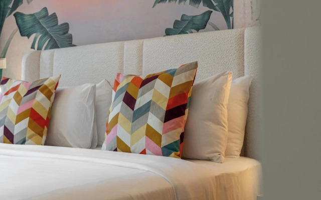 Lux BnB Aykon Tower