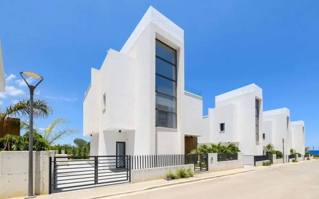 By The Beach - Blue Topaz Villa