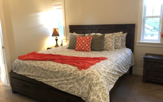 Kelowna Bed & Breakfast (CHATHAM HOUSE)
