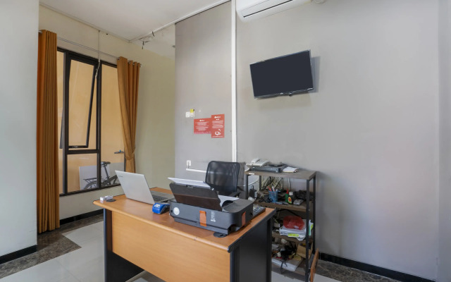 RedDoorz Syariah near Airlangga University Campus B