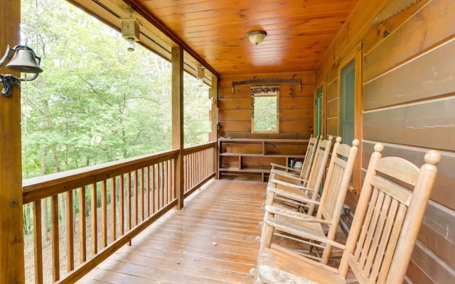 On Fightingtown Creek: Forested Mccaysville Cabin!