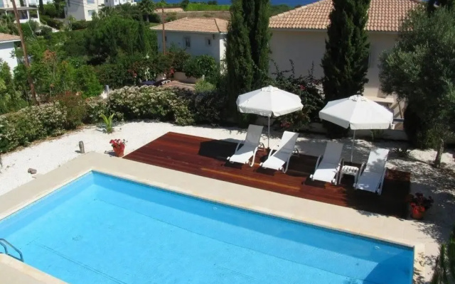 Carob Tree Villa in Latsi