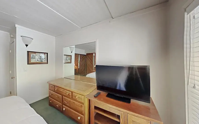Gorgeous Mountain views and Access to 3 Hot Tubs, Pool, Hiking! by RedAwning