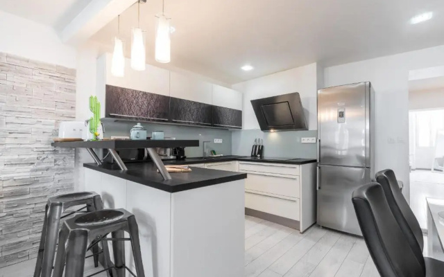 Amazing 3 Bdrs And Garden Place du Pin Parking !