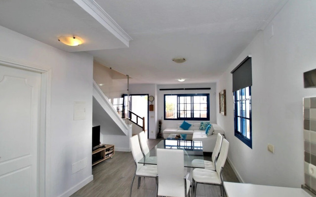Casa Azul Acogedora y Moderna