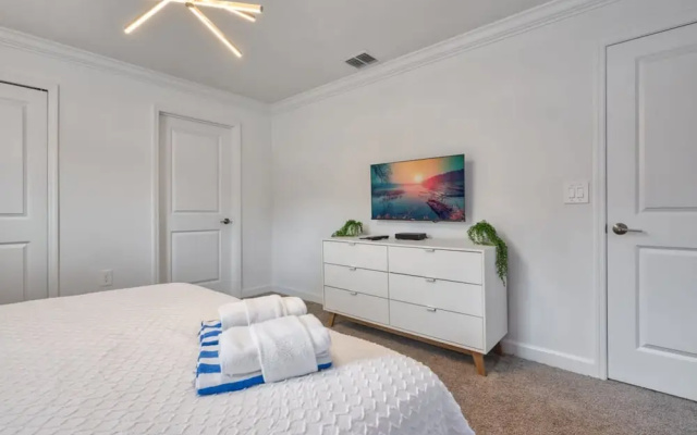 Ultimate Luxury Home-private Pool Themed Bedroom