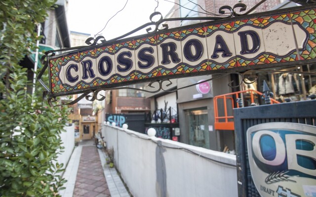 Отель Crossroad Backpackers Hongdae вид на фасад