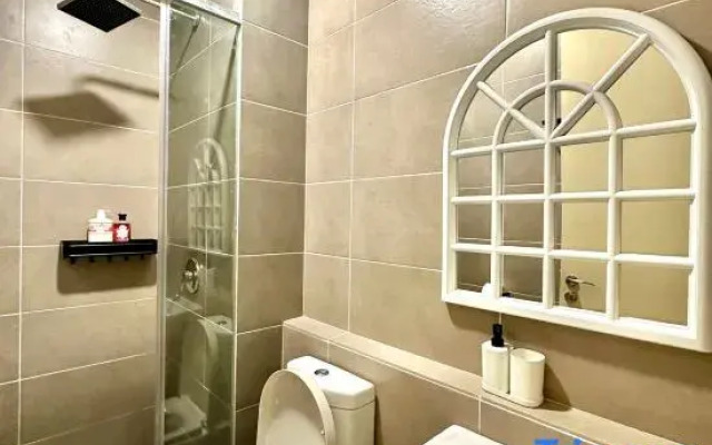 4 bedder D’Pristine condo 22-25 opp legoland (13pax)