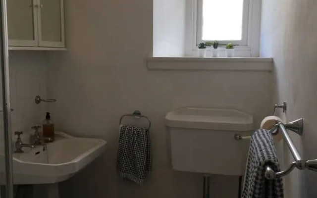 Quiet 2 Bedroom Apartment close to the City Centre