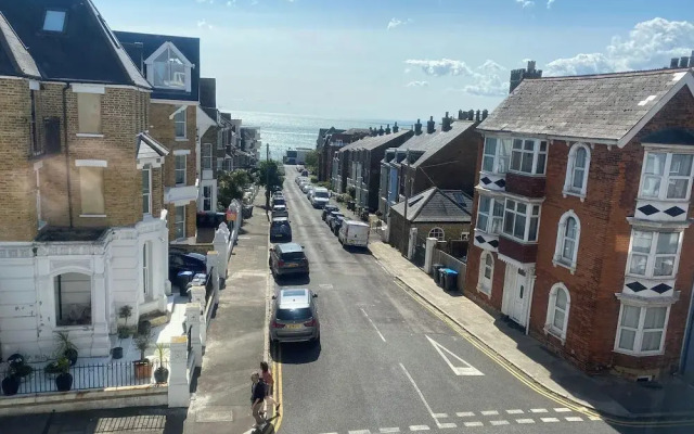 Pet Friendly, Top Floor Apt w/ Sea View, Sleeps 5