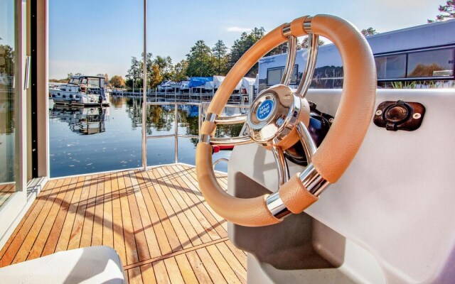 Beautiful ship/boat in Hennigsdorf w/ 1 Bedrooms