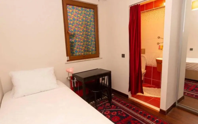 Stylish Home With a Book Collection Near Taksim