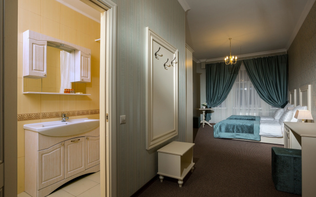 Rich Hotel