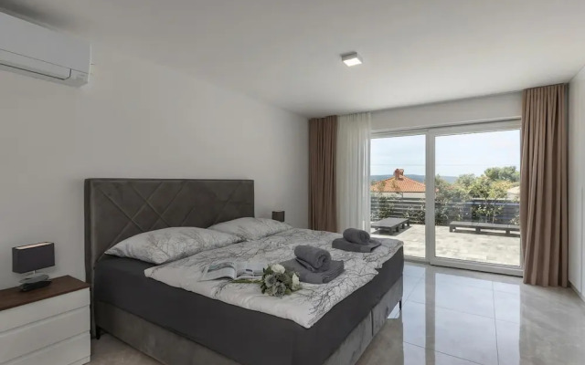 Spacious Pool Apartment Crikvenica