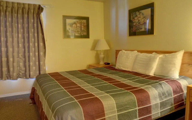 Waters Edge 302