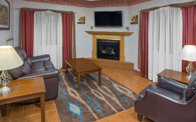 Super 8 by Wyndham Three Rivers