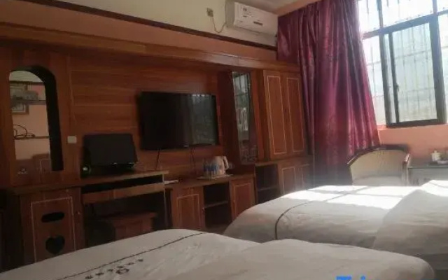 Yulong Changzheng Business Hotel