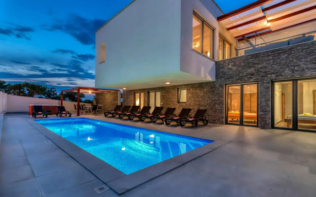 Leon's Holiday Homes Villa 3