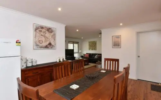 Kangaroo Cottage - cute Accom in bushland setting