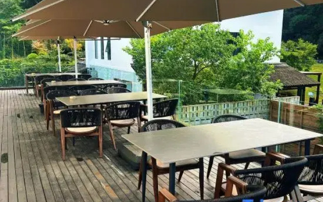 Emeishan Yuezhuang Qingyin Hot Spring Homestay