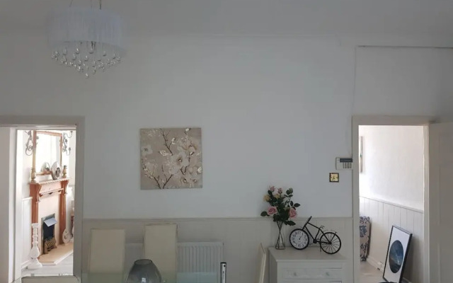 Tranquil Retreat - 3 Bedroom House With hot tub