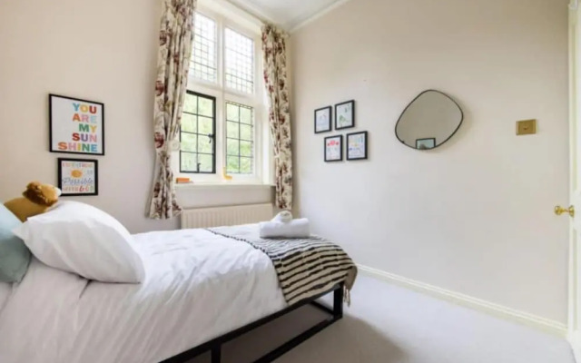 The Woking Wonder - Captivating 3BDR Flat with Parking