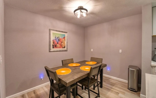2BR Sleeps 6 Pool BBQ Gym Hot Tub & Bar Hopping!