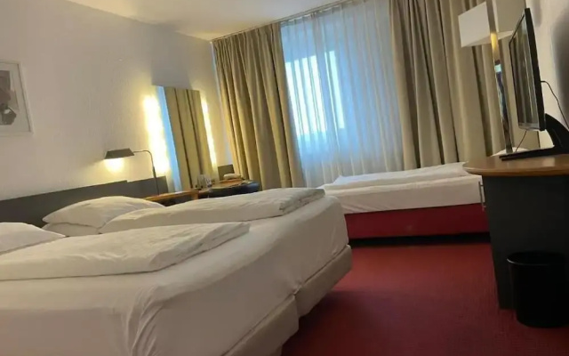 Roomie Hotel