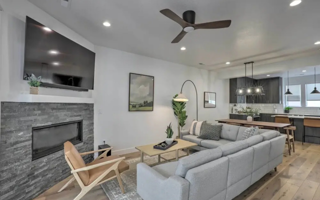 Chic & Sunny Provo Townhome w/ Rooftop Deck!