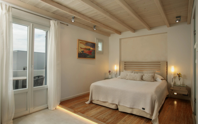 Iria Beach art hotel