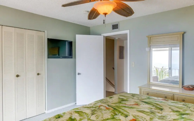 Beachfront Tavernier Abode w/ Balcony & Bay Views!