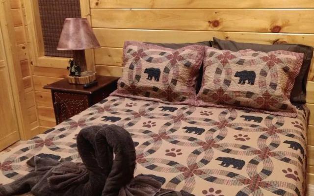 Bearmont Lodge - 4 Br cabin by RedAwning