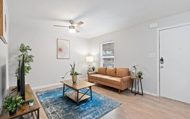 Stylish 1BR Near UT Highland Evonify