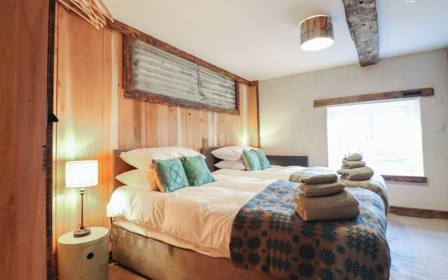Godre'r Gyrn, Plas Moelfre Hall Barns