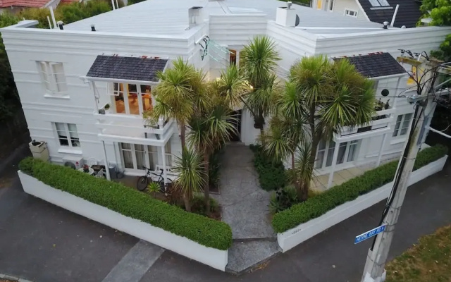 Stylish 2 Bed Art Deco Apartment