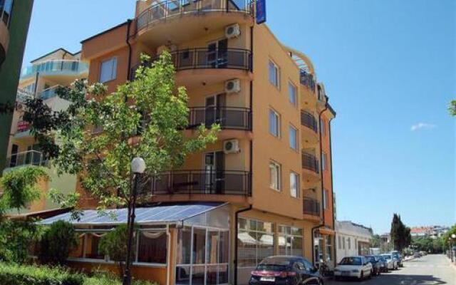 Отель Family Hotel Diana Болгария, Поморие - отзывы, цены и фото номеров - забронировать отель Family Hotel Diana онлайн вид на фасад