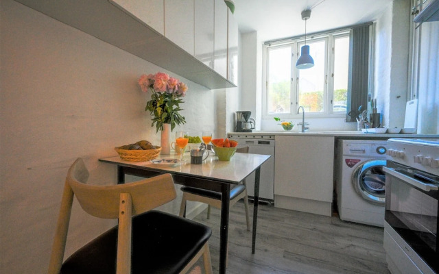 Lake - Pleasant 2-bdr Apt in City Center