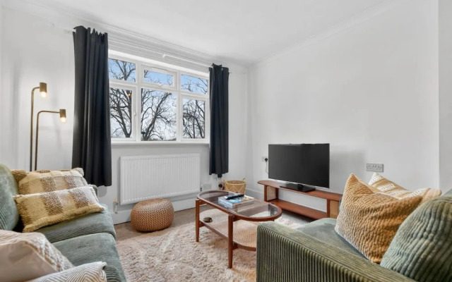 Madeira 2BR Garden Retreat in Bromley With Street Parking