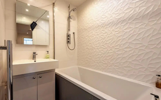 2BR Town Centre With Fast Wi-fi Sleeps 7