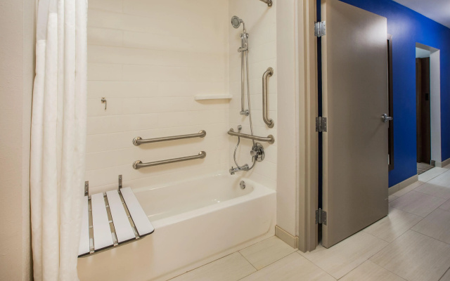 Holiday Inn Express & Suites Redding by IHG