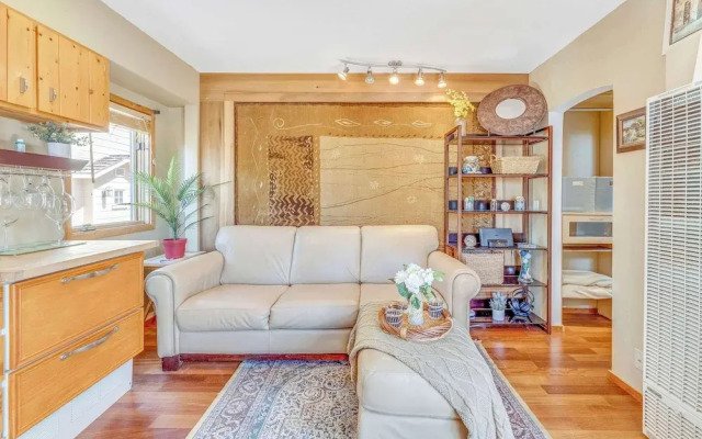 Quaint Carmel - Bungalow Close to Beach