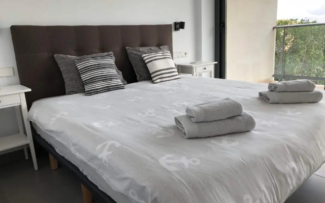 Apartment - Sleeps 4 - Parking - Garden - Pool