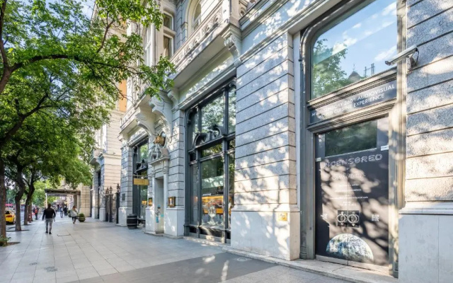 Central Luxury Apartment with AC
