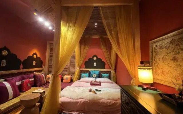 Artistic serendipity house on Dianchi Lake