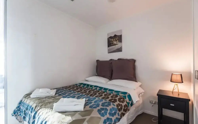 2 Bedroom Auckland Apartment With City Views