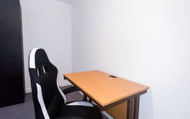 2 Bed Flat - Sleeps 4 - Parking - Wifi