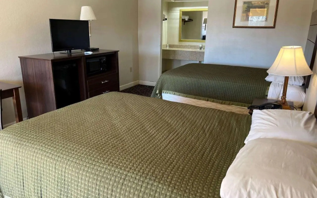 Days Inn & Suites by Wyndham Brewton