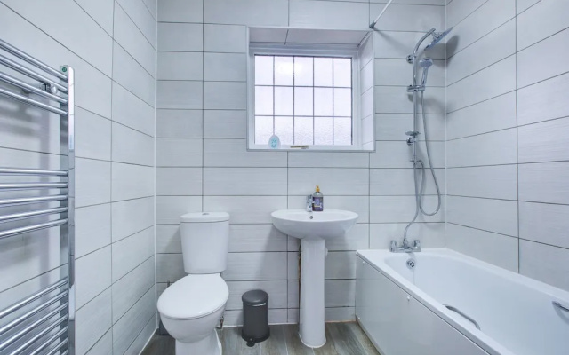 6 - 7 Beds-sleeps 12-elizabeth Line-free Parking
