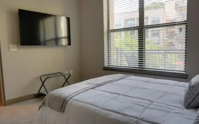 Luxury Midtown Oasis Rooftop Pool