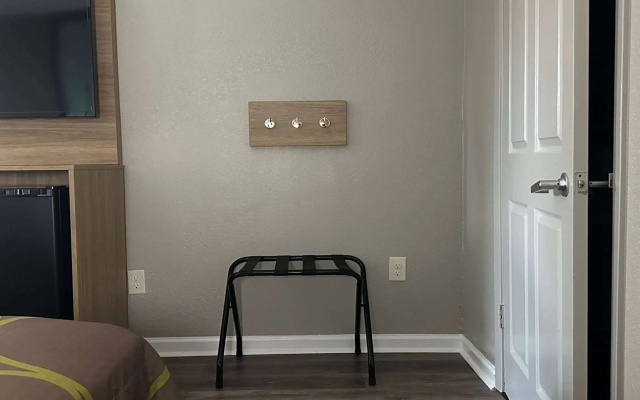 Super 8 by Wyndham Monroe